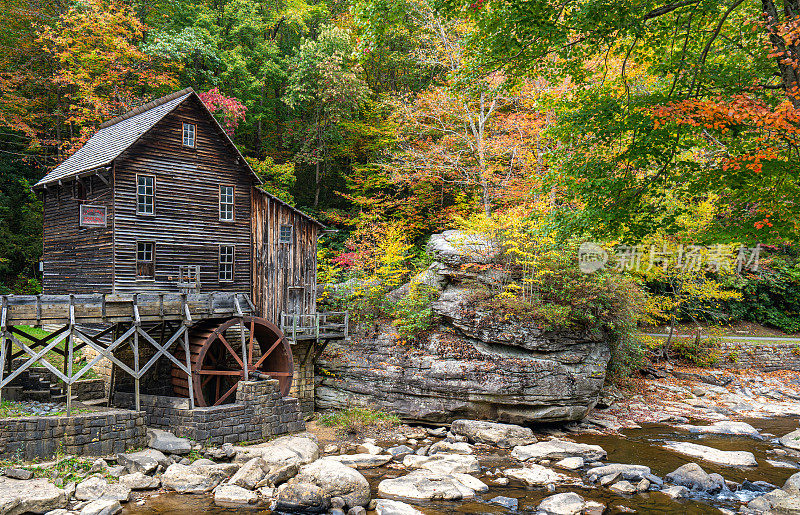 在美国西弗吉尼亚州阿巴拉契亚山脉的秋季，Bobcock州立公园的Glade Creek Grist Mill。